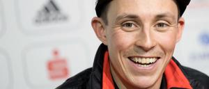 Hat gut lachen. Eric Frenzel trägt am Freitag die deutsche Fahne.