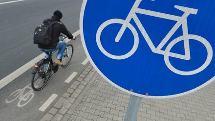 Immer mehr Autos, die rechtswidrig auf Radwegen parken, werden abgeschleppt.