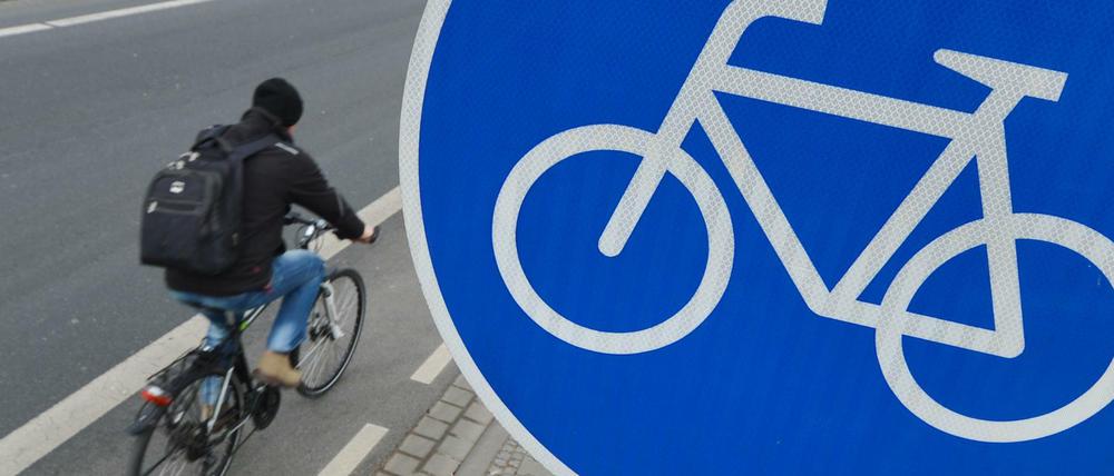 Immer mehr Autos, die rechtswidrig auf Radwegen parken, werden abgeschleppt.