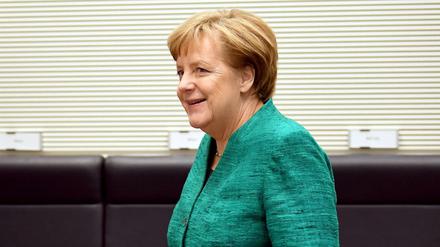 Bundeskanzlerin Angela Merkel (CDU) kommt nach der Koalitionseinigung in den Fraktionssaal im Bundestag. 
