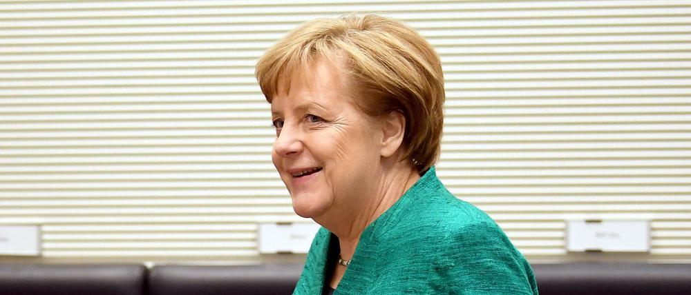 Bundeskanzlerin Angela Merkel (CDU) kommt nach der Koalitionseinigung in den Fraktionssaal im Bundestag.