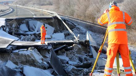 Vermesser vom Landesamt für Straßenbau und Verkehr scannen die abgesackte Ostseeautobahn bei Tribsees (MV).