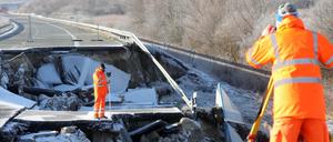 Vermesser vom Landesamt für Straßenbau und Verkehr scannen die abgesackte Ostseeautobahn bei Tribsees (MV).