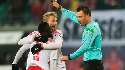 Naby Deco Keita feiert mit Konrad Laimer.