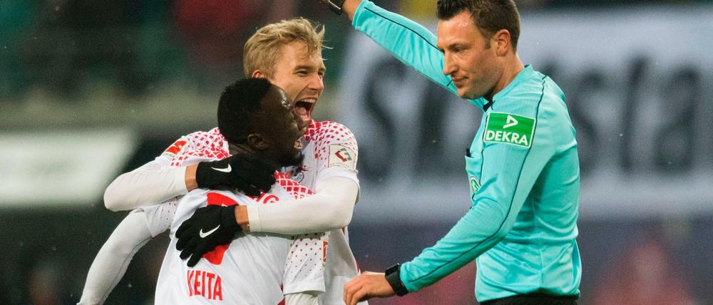 Naby Deco Keita feiert mit Konrad Laimer.