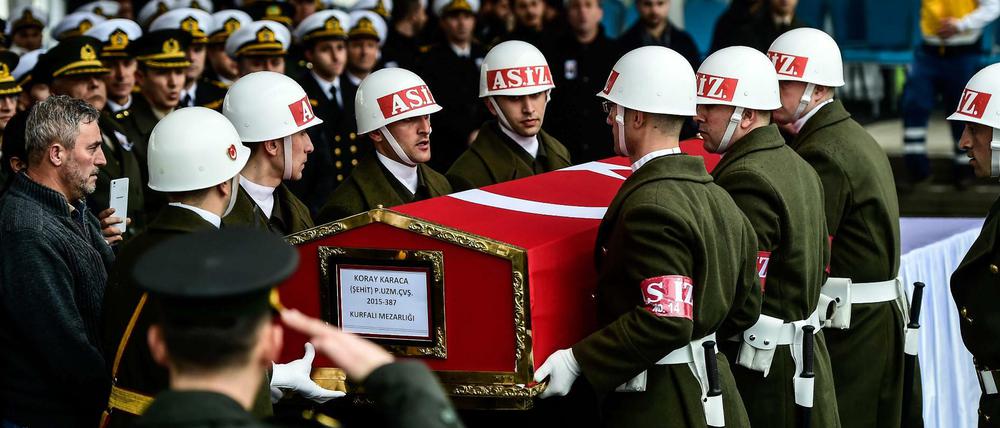 Letztes Geleit. Türkische Soldaten ehren einen Gefallenen.