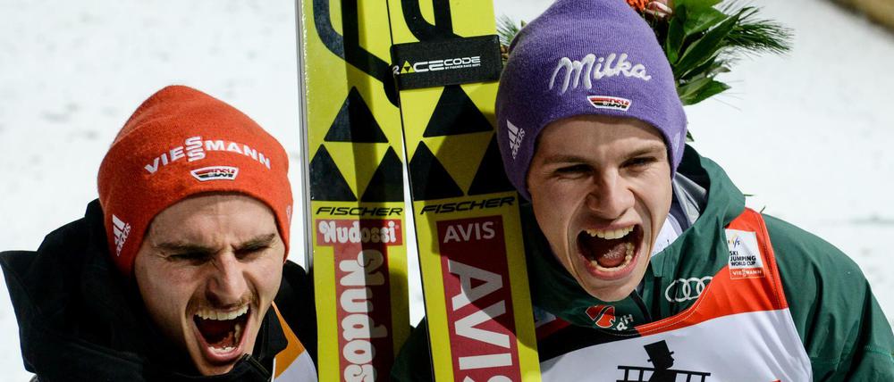 Richard Freitag (l) und Andreas Wellinger (r) aus Deutschland jubeln gerne gemeinsam.