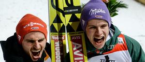 Richard Freitag (l) und Andreas Wellinger (r) aus Deutschland jubeln gerne gemeinsam.