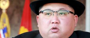 Dieses Foto der nordkoreanischen Nachrichtenagentur KCNA zeigt Kim Jong Un bei einer Militärparade in Pjöngjang.