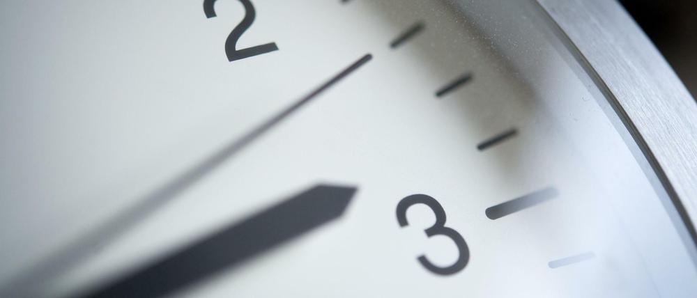 Im EU-Parlament formiert sich Widerstand gegen die umstrittene Umstellung zwischen Winter- und Sommerzeit.