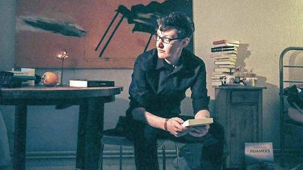 Linus Giese lebt in Berlin und schreibt auf seinem Blog "Buzzaldrins Bücher" über Literatur und seine persönlichen Erfahrungen.