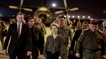 Bundesverteidigungsministerin Ursula von der Leyen (CDU) bei der Ankunft in Bagdad.
