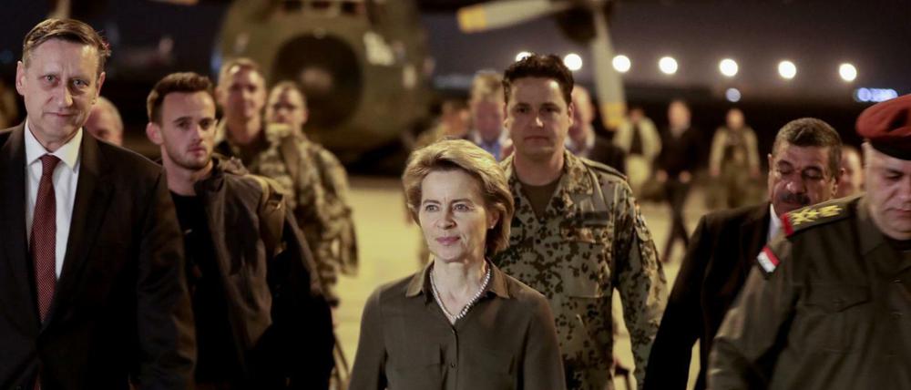 Bundesverteidigungsministerin Ursula von der Leyen (CDU) bei der Ankunft in Bagdad.