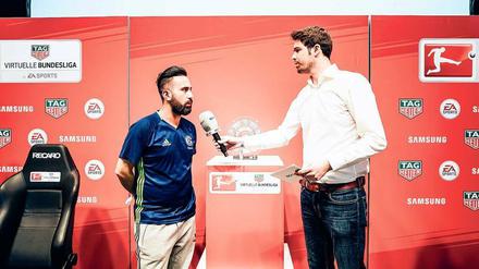 E-Sportler Cihan Yasarlar (links) wird nach seinem Sieg der „Tag Heuer Virtuelle Bundesliga 2017“ von Sport-1-Moderator Tobias Wahnschaffe interviewt. Yasarlar gehört dem E-Sport-Team von RB Leipzig an.