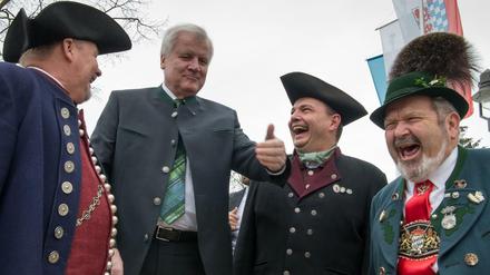Horst Seehofer (CSU, 2.v.l.) unterhält sich beim Deutschen Trachtentag 2016 mit drei Teilnehmern. (Archiv)
