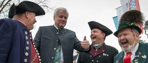 Horst Seehofer (CSU, 2.v.l.) unterhält sich beim Deutschen Trachtentag 2016 mit drei Teilnehmern. (Archiv)