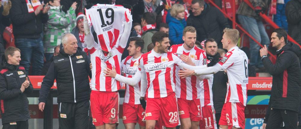 Grenzenloser Jubel. Die Profis des 1. FC Union beendeten am Samstag ihre lange Negativserie. 