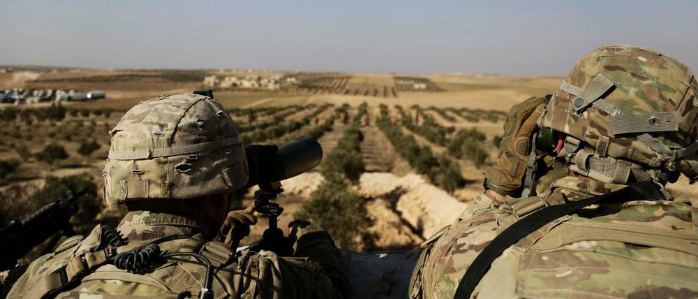 Im Blick. Zwei US-Soldaten beobachten von einem amerikanischen Stützpunkt in Syrien aus die türkische Grenze.