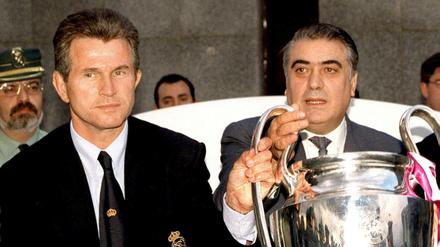 Schon bei der Ankunft in Madrid guckt Jupp Heynckes nicht gerade enthusiastisch. Sieben Tage später entlässt ihn Reals Präsident Lorenzo Sanz (rechts). 