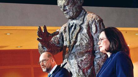 Der scheidende SPD-Chef Martin Schulz und die designierte Parteivorsitzende Andrea Nahles machen es den Anhängern ihrer Partei zurzeit nicht einfach.