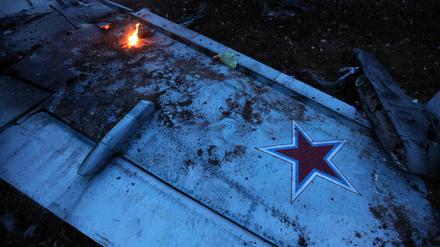 Rebellen haben ein russisches Kampfflugzeug abgeschossen.