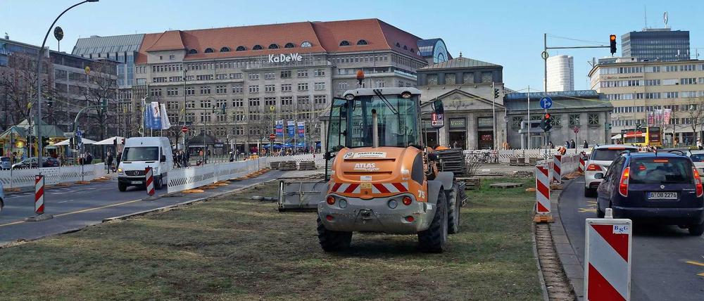 Die ersten Bagger sind. da. Ein Teil der BVG-Tunnelbaustelle auf der Kleiststraße vor dem U-Bahnhof Wittenbergplatz.