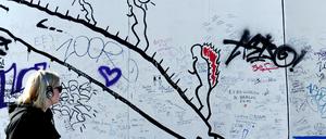 Die East Side Gallery ist das längste noch erhaltene Teilstück der Berliner Mauer an der Mühlenstraße zwischen Ostbahnhof und Oberbaumbrücke. 