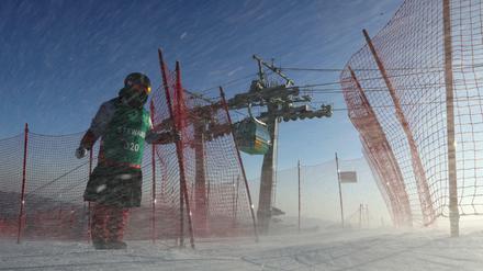 Wegen des starken Windes wurden die Abfahrt der Männer und der Riesenslalom der Frauen abgesagt und auf Donnerstag verlegt. 