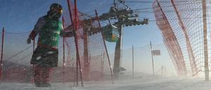 Wegen des starken Windes wurden die Abfahrt der Männer und der Riesenslalom der Frauen abgesagt und auf Donnerstag verlegt.