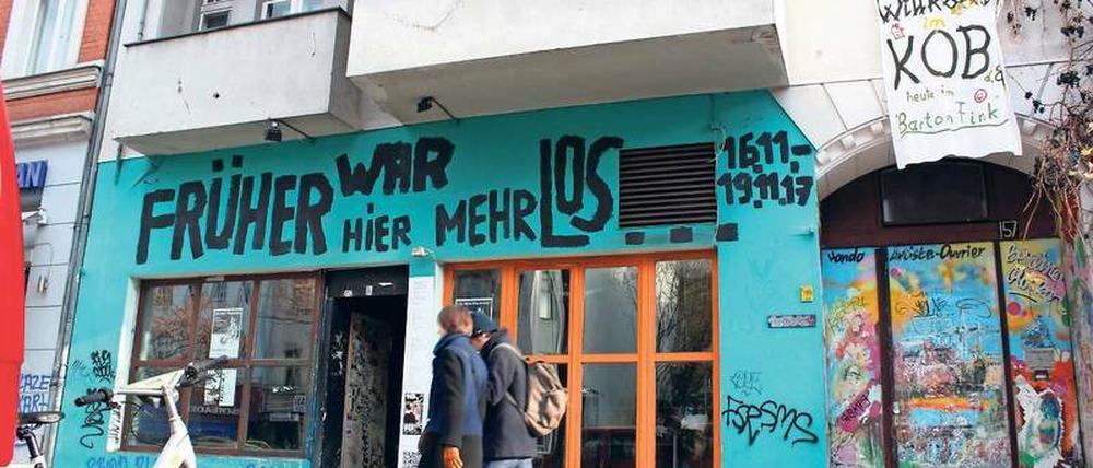 Bis vor kurzem erinnerte die Fassade an die wilden Anfangsjahre des Hauses. Jetzt ist sie kahl.