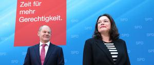 Die designierte SPD-Parteivorsitzende Andrea Nahles und der mögliche kommende Bundesfinanzminister Olaf Scholz drängen nach dem Absturz von Martin Schulz in der SPD nach vorne. 