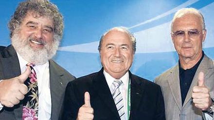 Eine skandalöse Liebesgeschichte: Chuck Blazer, ehemaliges Mitglied des Fifa-Exekutivkomitees, Joseph „Sepp“ Blatter, Ex-Fifa-Präsident, und Franz Beckenbauer, Ex-Fußballnationalspieler und Ehrenpräsident des FC Bayern München (v. l.). 