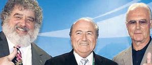 Eine skandalöse Liebesgeschichte: Chuck Blazer, ehemaliges Mitglied des Fifa-Exekutivkomitees, Joseph „Sepp“ Blatter, Ex-Fifa-Präsident, und Franz Beckenbauer, Ex-Fußballnationalspieler und Ehrenpräsident des FC Bayern München (v. l.). 