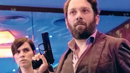 Schluss mit lustig. Lessing (Christian Ulmen) zieht die Waffe blank, als er mit Kira Dorn (Nora Tschirner) in den Puff „Chez Chériechen“ geht. 