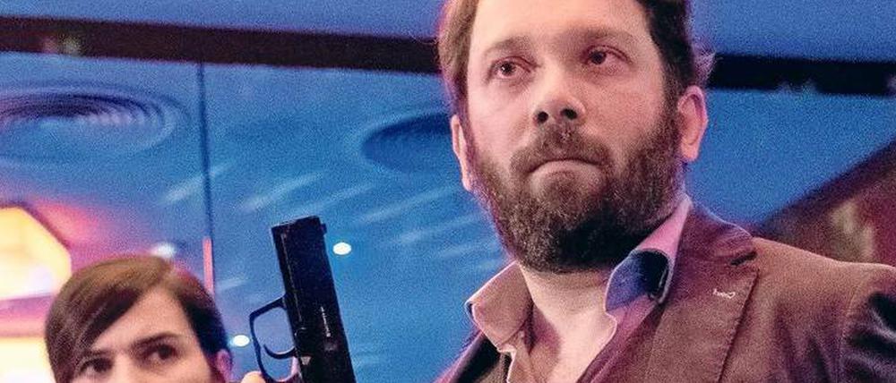 Schluss mit lustig. Lessing (Christian Ulmen) zieht die Waffe blank, als er mit Kira Dorn (Nora Tschirner) in den Puff „Chez Chériechen“ geht. 