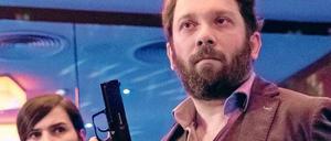 Schluss mit lustig. Lessing (Christian Ulmen) zieht die Waffe blank, als er mit Kira Dorn (Nora Tschirner) in den Puff „Chez Chériechen“ geht. 