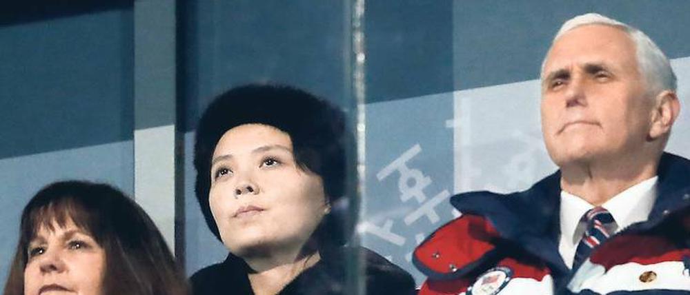 Das Bild zeigt Kim Yo Jong, die Schwester von Machthaber Kim Jong Un schräg hinter US-Vizepräsident Mike Pence bei der Eröffnung der Olympischen Winterspiele.
