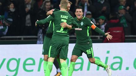 Werders Zlatko Junuzovic (r) jubelt mit Aron Jóhannsson (verdeckt) über das 2:0 durch Florian Kainz . 