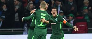 Werders Zlatko Junuzovic (r) jubelt mit Aron Jóhannsson (verdeckt) über das 2:0 durch Florian Kainz . 
