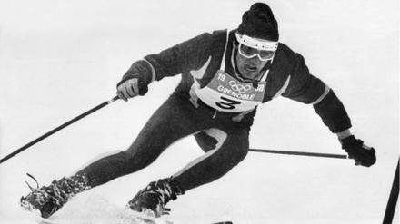 Jean-Claude Killy am 12. Februar 1968 beim zweiten Durchgang des Riesenslaloms. Die Abfahrt hatte er bereits gewonnen, wenige Tage später komplettierte er mit dem Sieg im Slalom seine Goldmedaillensammlung. Nicht zuletzt wegen des Triumphes bei den Olympischen Spielen in Grenoble wurde er später, 1999, zu Frankreichs Sportler des Jahrhunderts gewählt.