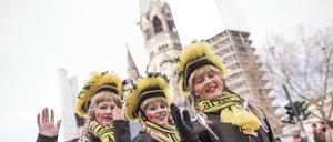 Winke, winke. Im Februar 2017 zogen diese Tänzerinnen über den Ku'damm, 2018 fällt der Karnevalszug aus.