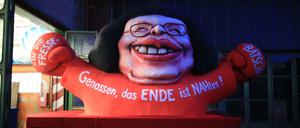 Ein politischer Mottowagen in Düsseldorf mit der Figur von SPD-Fraktionschefin Andrea Nahles