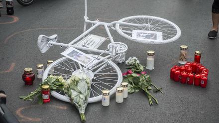 Mahnwache. Mitte 2017 starb ein Radler, als er gegen eine aufgerissene Autotür prallte. Ein so genanntes Geisterrad erinnerte daran.