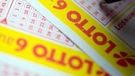Beim Lottospielen liegen die Gewinnchancen auf einen Jackpot bei 1:140 Millionen.