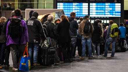 Fahrgäste in einer Warteschlange auf dem Hauptbahnhof in Berlin.