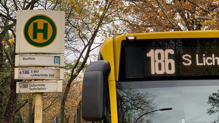 Schon zehn Doppeldecker der BVG knallten dieses Jahr auf dem Ostpreußendamm gegen schräg stehende Bäume. Jetzt wird nur noch einstöckig gefahren. 