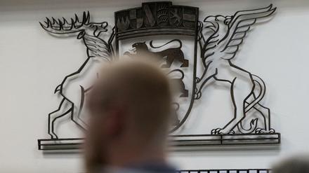 Einer der beiden Hauptangeklagten sitzt im Stuttgarter Oberlandesgericht zu Beginn eines Prozesses gegen Betreiber des Neonazi-Portals «Altermedia» im Gerichtsaal.