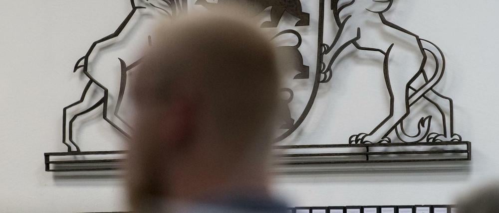 Einer der beiden Hauptangeklagten sitzt im Stuttgarter Oberlandesgericht zu Beginn eines Prozesses gegen Betreiber des Neonazi-Portals «Altermedia» im Gerichtsaal.