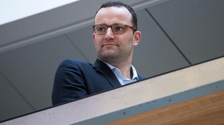 Teilnehmender Beobachter. Jens Spahn wartet auf einen Anruf aus dem Kanzleramt.