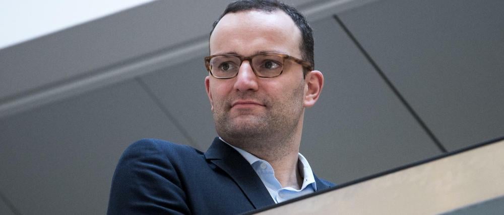 Teilnehmender Beobachter. Jens Spahn wartet auf einen Anruf aus dem Kanzleramt.